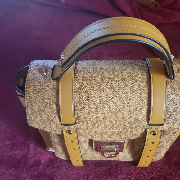 Michael Kors Manhattan Satchel - Picture 9 of 11